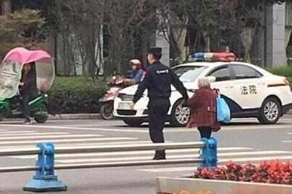 “最暖牵手”！90后警察牵80岁老太过街被赞