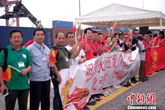 在刚果(布)黑角港码头,中资企业员工、华侨华人等挥舞中刚两国国旗,送别中国水师宁静方舟医院船。 山河 摄