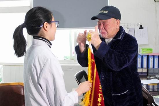 张大爷给兰医生送来锦旗,激动得几次抹眼泪。 四川新闻网 图