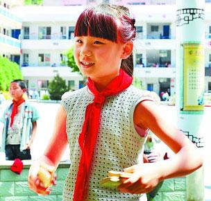 陕西延安安塞区第二小学一名小学生在校园演出陕北说书——《说书娃娃》。