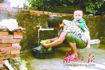 惠州惠阳区镇隆镇完成村村通自来水后,村民在家门口用自来水洗菜。惠州水务局供图
