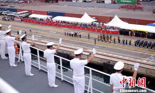 中国海军和平方舟医院船缓缓驶离刚果（布）黑角港时，海军官兵向欢送人群挥手告别。　江山 摄