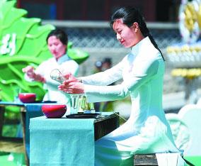 北京八大处中国园林茶文化节开幕式上,来自老舍茶室的茶艺师在举行茶艺演出。