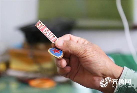 已往之老警徽、警号,李洪升都好好收藏。