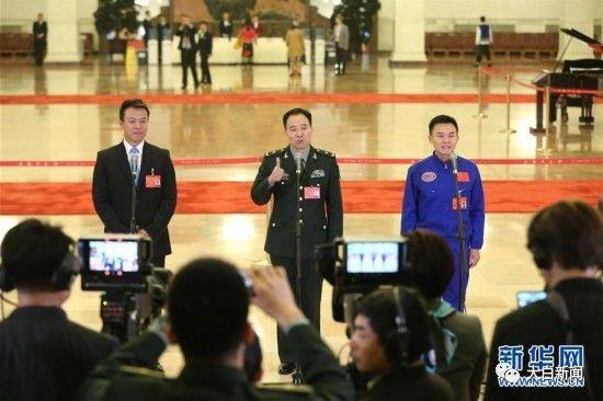 赵宏博、景海鹏、唐嘉陵代表(自左至右)接受采访(图/新华社)