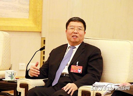 毛万春回覆记者提问。