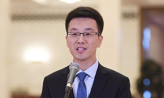 10月19日,中国共产党第十九次全国代表大会代表徐川在北京人民大会堂接受采访。新华社 图