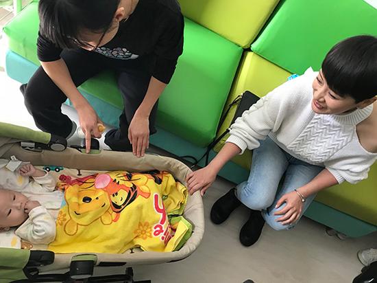 海清看望孤残儿童。