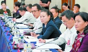 出席党的十九大的广东代表团在驻地讨论习近平总书记所作的大会陈诉。代表们踊跃讲话泛论心得,会场气氛十分活跃。南方日报特派记者王辉、朱洪波、王良珏 摄