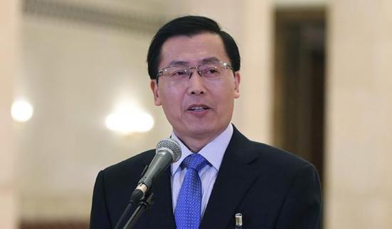 10月19日,中国共产党第十九次天下代表大会代表王立平在北京人口民大礼堂承受采访。新华社 图