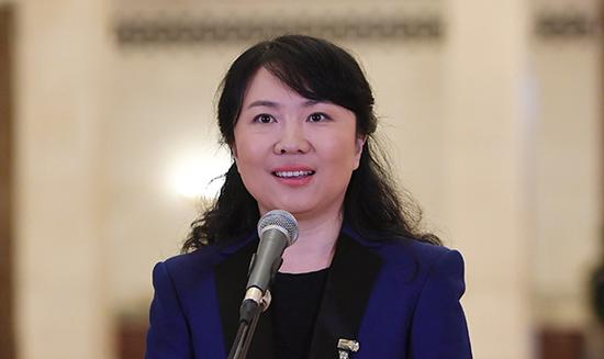 10月19日,中国共产党第十九次天下代表大会代表李媛在北京人民大礼堂接受采访。新华社 图