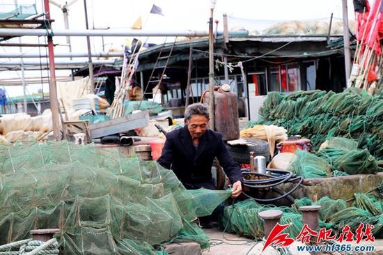 陈尚权在整理自家渔网,等候10月28日开湖节的到来