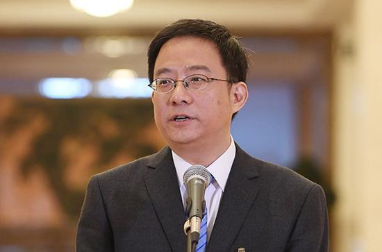 10月19日,中国共产党第十九次天下代表大会代表黄一兵在北京人民大礼堂接受采访。新华社 图