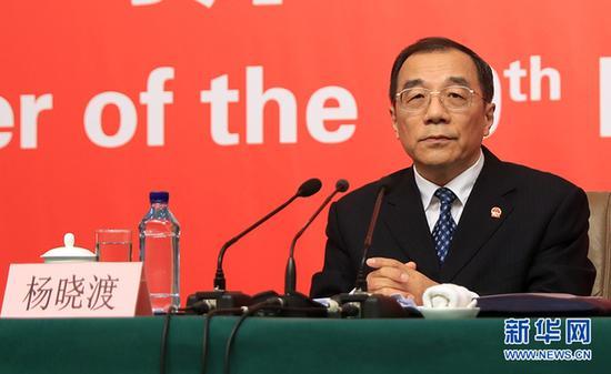 10月19日,十九大旧事中央举行记者会,约请中纪委、中组部卖力人口先容党之建立和周全从严治党相关情形。图为中共地方纪律反省委员会副书记、监察部部长、国度预防糜烂局局长杨晓渡向记者先容情形。新华网 郝广鹏摄