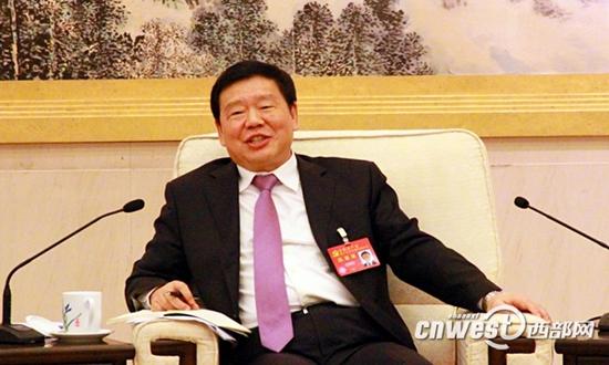 娄勤俭一段特殊的开场白,让现场的气氛活跃起来,记者们纷纷举起了手。