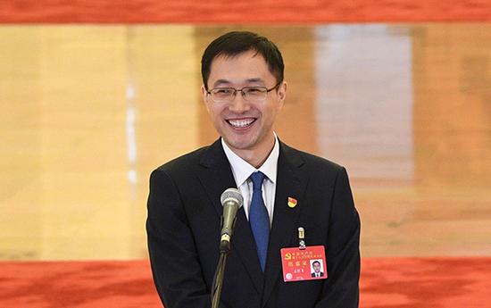 10月19日,中国共产党第十九次天下代表大会代表孟祥飞在北京人民大礼堂接受采访。新华社 图