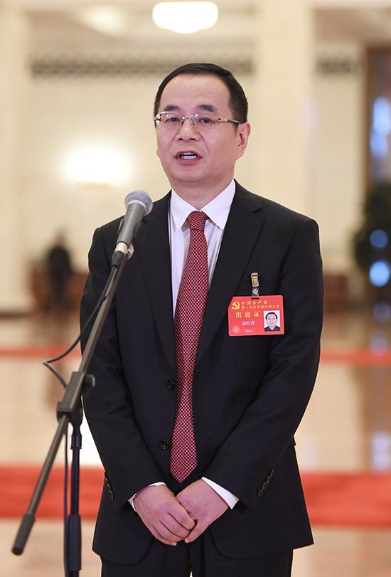 康红普代表承受采访。新华社 图