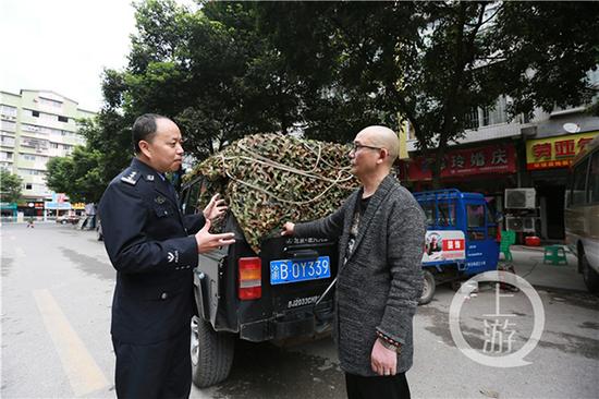 李成敏（右）和帮助他创业的民警张旭东（左）。