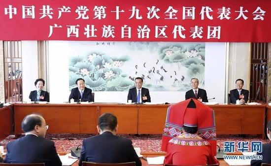 10月19日，李克强同志参加他所在的党的十九大广西壮族自治区代表团讨论。
