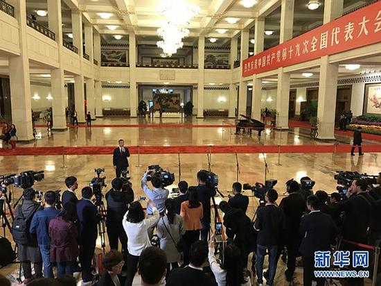 10月18日,十九大“党代表通道”第一场采访活动在人民大会堂一楼中央大厅北侧举办。