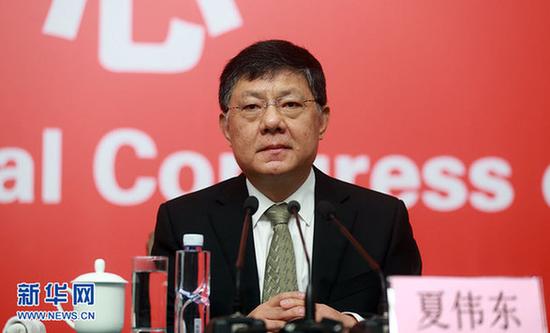 10月20日,十九大新闻中央举行记者会,约请中宣部、中央文明办、文化部、新闻出书广电总局相关卖力人先容增强头脑道德和文化建设情形,并回覆记者提问。图为中央文明办专职副主任夏伟东向记者先容情形。新华网 郝广鹏 摄
