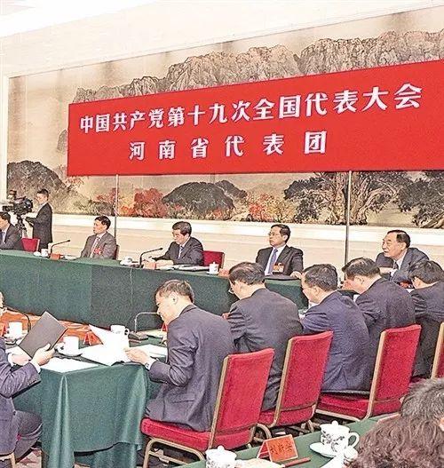 10月19日，十九大部分代表团讨论向中外记者开放。图为河南省代表团在讨论。来源：新华社