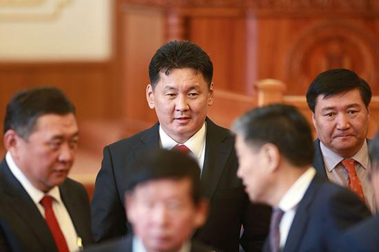蒙古国总理呼日勒苏赫(中)。视觉中国 资料