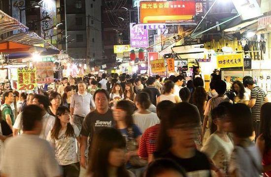 昔日人头攒动的台中逢甲夜市。（台湾《中时电子报》）