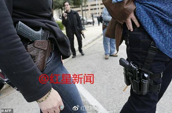 调查报告显示,美国约有300万人每天携带上膛枪支出门 图据《每日邮报》