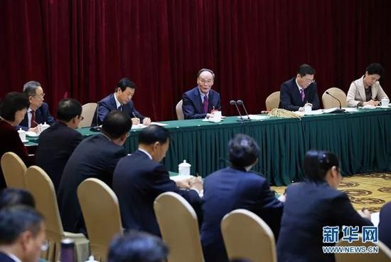 10月19日，王岐山同志参加他所在的党的十九大湖南省代表团讨论。
