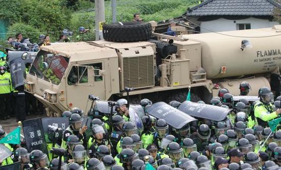 2017年9月7日，在韩国庆尚北道星州郡，“萨德”相关装备被运往部署地。新华社记者姚琪琳摄