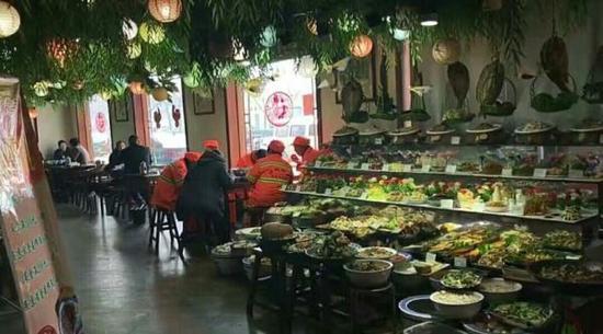山东济宁一家餐馆为环卫工设立的“专席”，为附近的7-8名环卫工提供免费午餐。 本文图片 闫伟提供