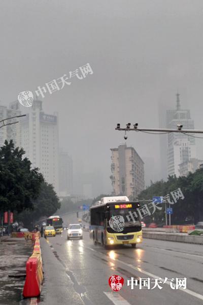 今晨重庆降雨持续,道路湿滑。