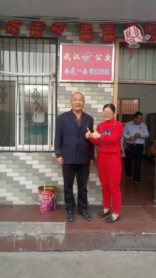 心真大！数万元结婚首饰被忘公交上 女乘客找回后熊抱司机