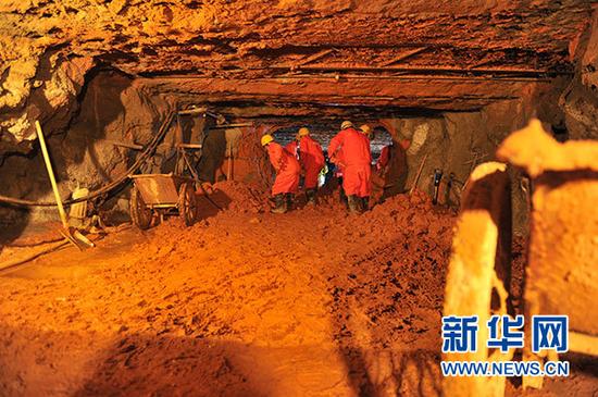 6月19日,施工人员在兰渝铁路胡麻岭隧道内作业。新华网 图