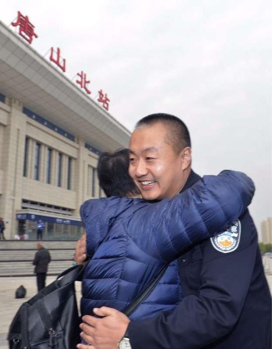 火车站相见,宋秀菊一把抱住王大伟 摄/通讯员 郑勇