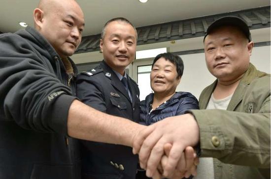从左到右依次:王传磊、王大伟、宋秀菊、王传民。 摄/通讯员 郑勇