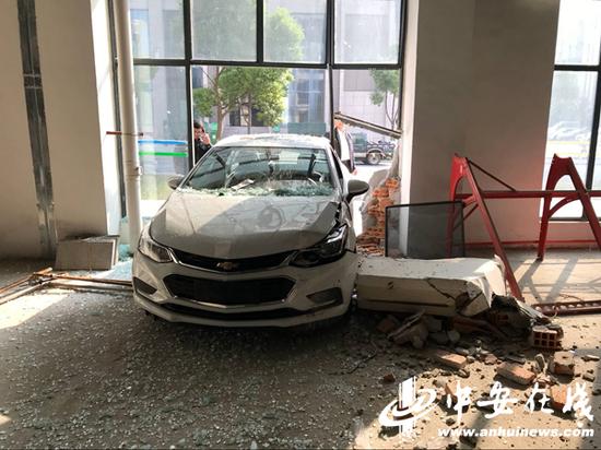 油门当刹车 新车一头扎进商业楼