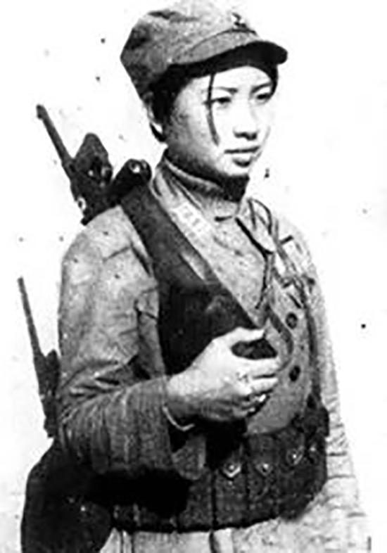 肩扛驳壳枪的女战士