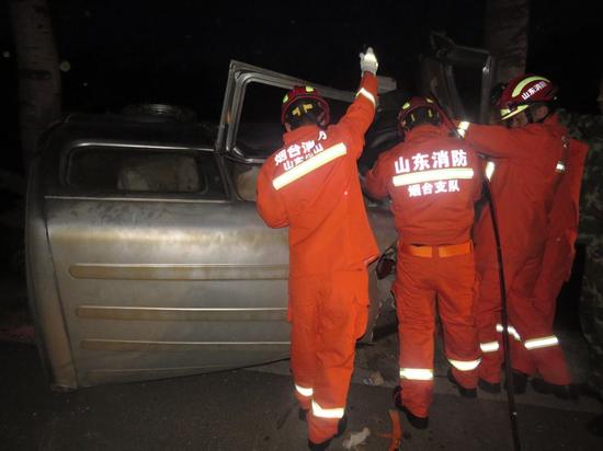 司机凌晨犯困侧翻路沟 两乘客受伤被困车内