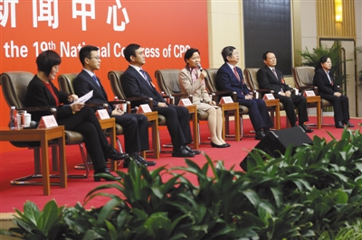 10月22日，中国共产党第十九次全国代表大会新闻中心举行主题为“教育综合改革”的集体采访活动。新华社记者 张玉薇 摄