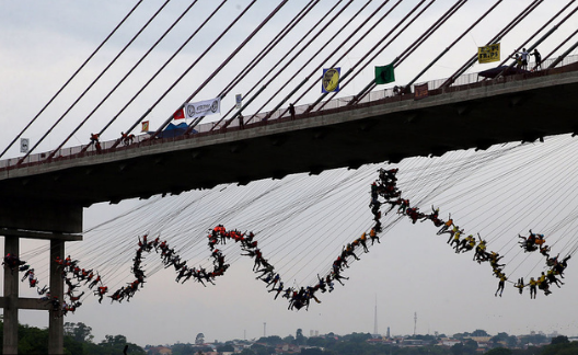 巴西245人集体从30米高桥跳下 创造新纪录