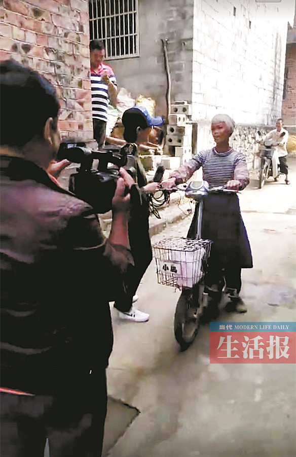 黄阿婆在接受记者采访(图片来源网络)