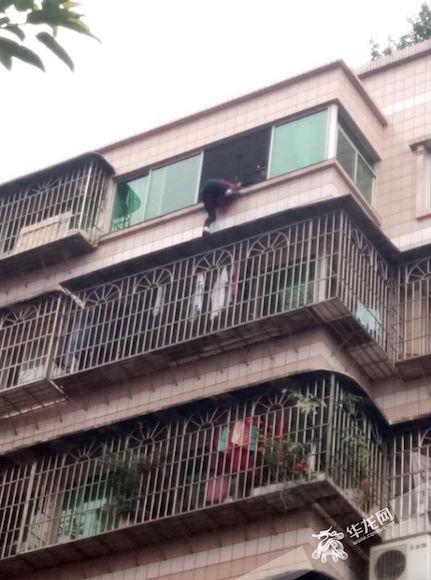 张某被困七楼与八楼之间,民警正在对其救援。渝北警方供图 华龙网发