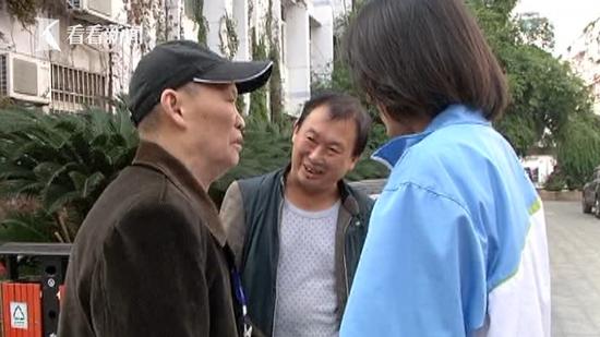 因为老人意识不清,两名女生问不出他的住址,最后,还是通过执勤交警,才从老人身上找到了写有电话号码的牌子。