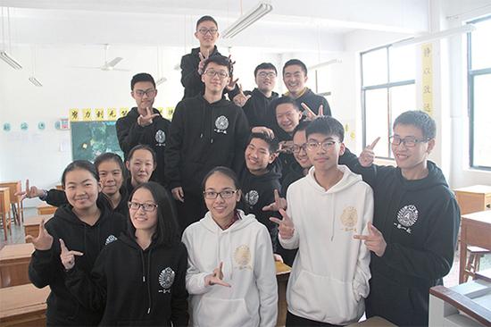 同学们穿着自己设计的“班服”很开心。 本文图均为济源网 图