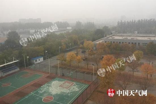 今天早晨，北京顺义区后沙峪地区能见度较差。