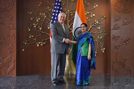 2017年10月25日，印度新德里，美国国务卿蒂勒森会面印度外交部长斯瓦拉吉。 视觉中国 图