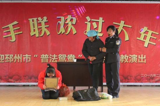2016年2月，闫怀玲在江苏盐城监狱为犯人们表演小品《探监》。邳州市司法局 供图