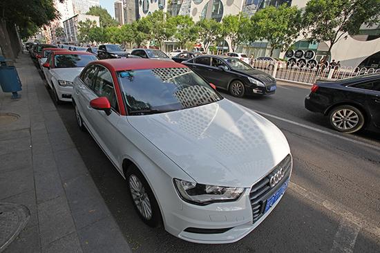 2017年6月10日，北京CBD地区停放的EZZY分时租赁奥迪A3轿车。视觉中国 资料